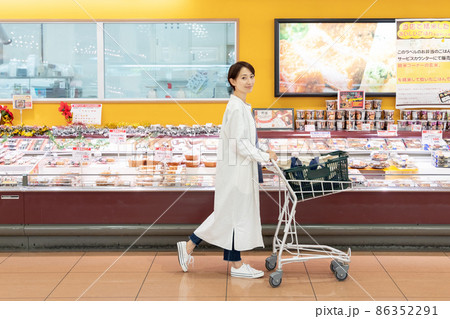 スーパーで買物をする女性 86352291