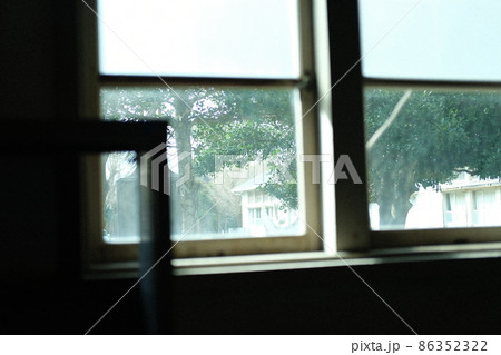 木造校舎の窓から見える中庭 86352322