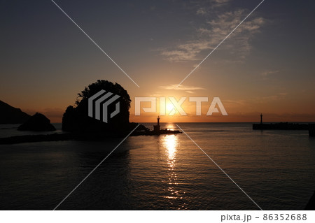日和佐沖の立島と朝日 86352688