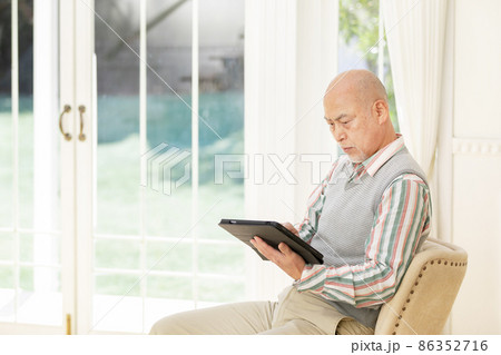 巣ごもり・おうち時間を楽しむシニア男性 巣ごもり・おうち時間を楽しむシニア男性 86352716