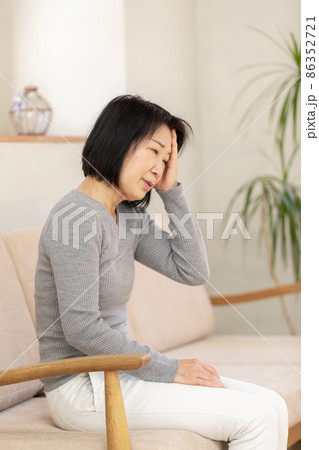 頭痛に悩むシニア女性 86352721