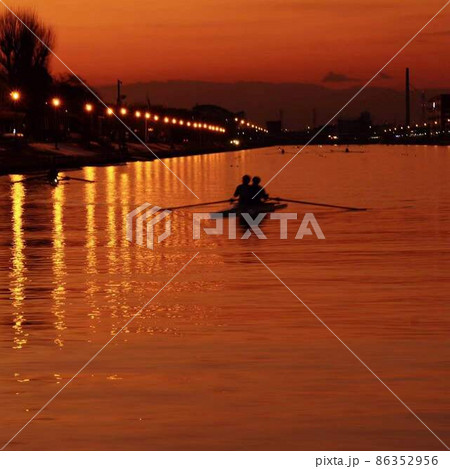 カヌーと夕暮れの景色 *正方形構図 カヌーと夕暮れの景色 *正方形構図 86352956