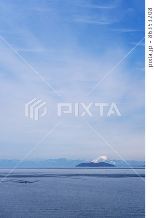 冬の琵琶湖大橋の上から遠望する沖島と伊吹山方面 86353208
