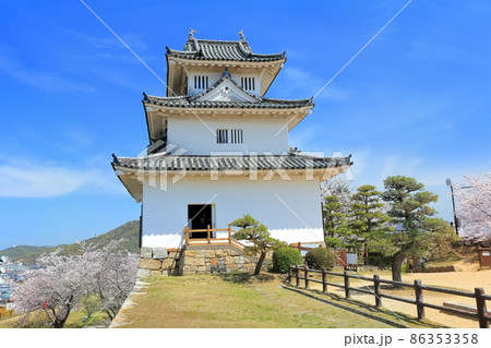 【香川県】桜咲く春の丸亀城(現存天守と石垣の名城) 【香川県】桜咲く春の丸亀城(現存天守と石垣の名城) 86353358