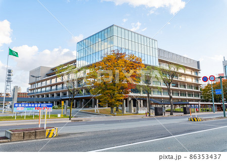秋田県秋田市　晴天の秋田市役所 86353437