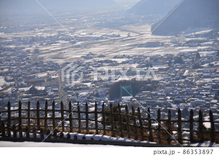 荒砥城本郭の柵越しの景色 荒砥城本郭の柵越しの景色 86353897