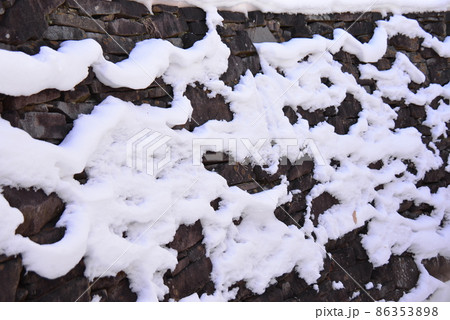 荒砥城本郭への通路の石垣と石垣につく雪 荒砥城本郭への通路の石垣と石垣につく雪 86353898