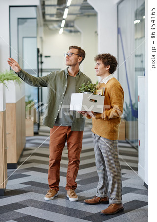 Mentor Welcoming Trainee at New Job Mentor Welcoming Trainee at New Job 86354165