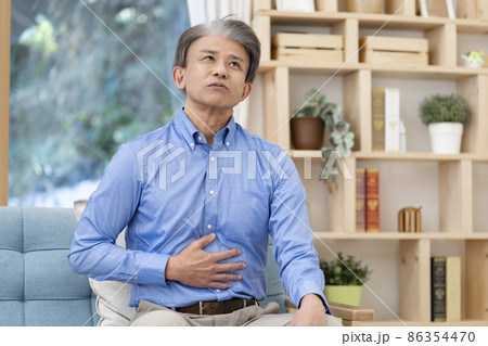 お腹の具合が悪いミドル男性　腹痛 86354470