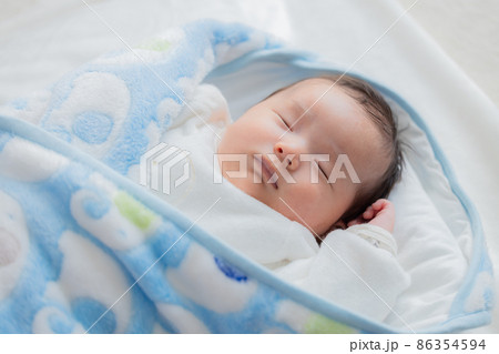 新生児 赤ちゃんの寝顔の写真素材