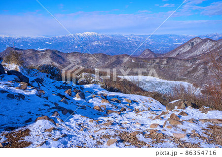 冬の群馬県赤城山 地蔵岳山頂から北側(小黒檜山,武尊山,至仏山など)を見る 冬の群馬県赤城山 地蔵岳山頂から北側(小黒檜山,武尊山,至仏山など)を見る 86354716