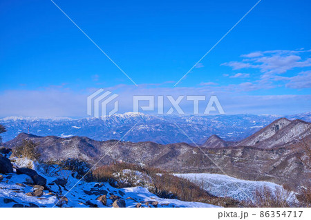 冬の群馬県赤城山 地蔵岳山頂から北側(小黒檜山,武尊山,至仏山など)を見る 86354717
