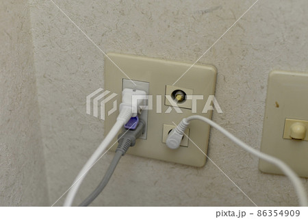 自宅のコンセントとプラグ 86354909