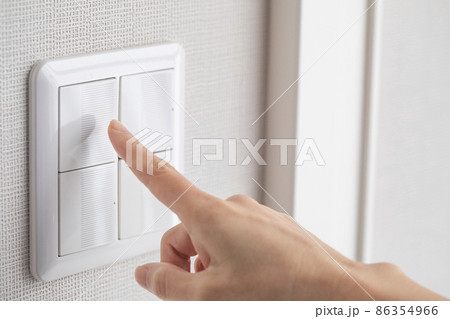 人差し指でスイッチを押すイメージ　写真素材 86354966