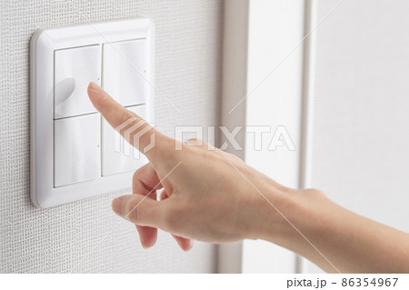 人差し指でスイッチを押すイメージ　写真素材 86354967