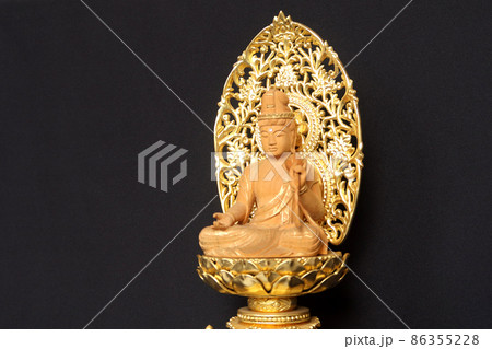 観音様の仏像物撮り黒バックコピースペース 86355228