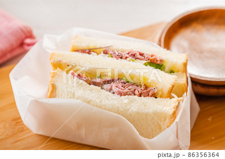 手作りローストビーフサンド 86356364