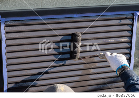 ペンキを塗る ローラー ペンキを塗る ローラー 86357056