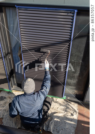 ペンキを塗る　ローラー 86357057