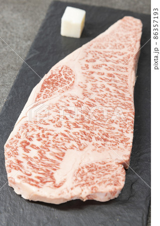 霜降りの高級黒毛和牛サーロイン 86357193