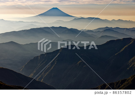 南アルプス・北岳から朝の山並みと富士山 86357802
