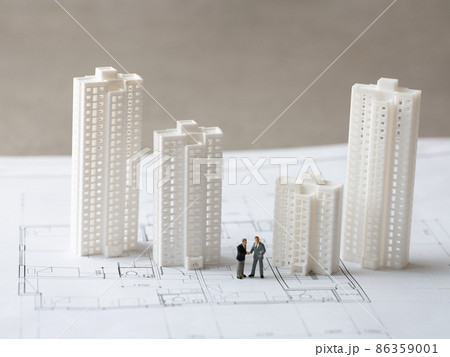 高層マンションとビジネスマンのミニチュアフィギュア 86359001