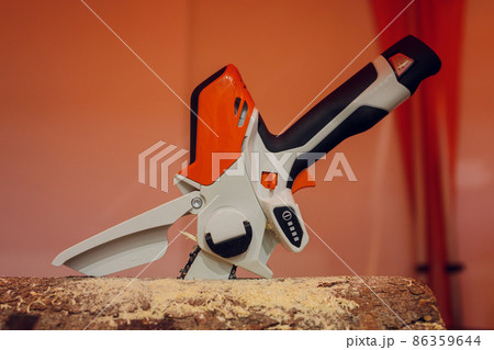 the lopping shears or planting hatchet, branch remover. the lopping shears or planting hatchet, branch remover. 86359644