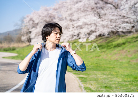 公園で散歩を楽しむ男性 86360375