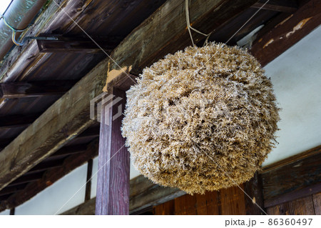 古民家の軒先に吊された杉玉 古民家の軒先に吊された杉玉 86360497