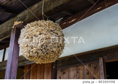 古民家の軒先に吊された杉玉 古民家の軒先に吊された杉玉 86360498