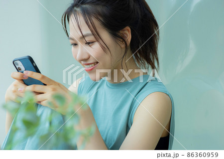スマホを見る女性 86360959