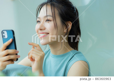 スマホを見る女性 86360963