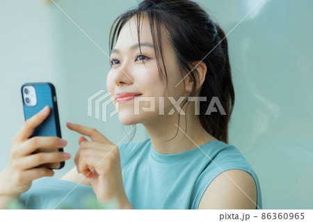 スマホを見る女性 スマホを見る女性 86360965