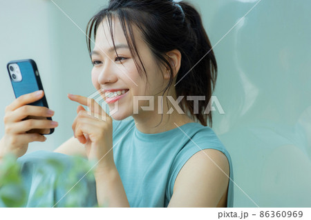 スマホを見る女性 86360969