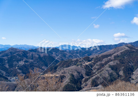 宝登山の山頂から見た両神山 86361136