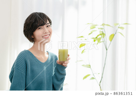 野菜ジュースを飲む若い女性 野菜ジュースを飲む若い女性 86361351