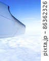 飛行機の窓から見えるすばらしい景色　青空と太陽の光 86362326