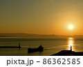 朝日と灯台の間を進む船 86362585