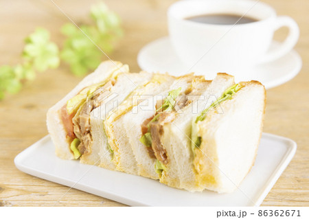美味しい照り焼きチキンサンドウィッチと玉子サンドイッチとコーヒー 86362671