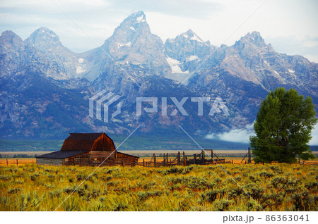 グランドティトン山と初期モルモン教徒の古い納屋 グランドティトン山と初期モルモン教徒の古い納屋 86363041