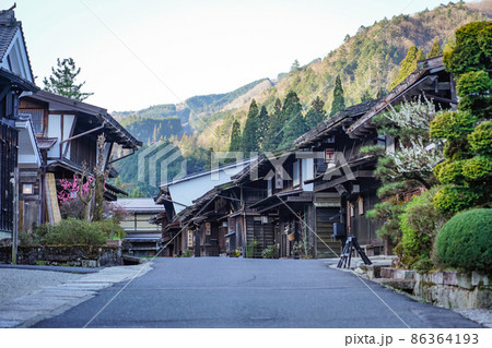 中山道妻籠宿の美しい町並み（長野県木曽郡南木曽町） 86364193