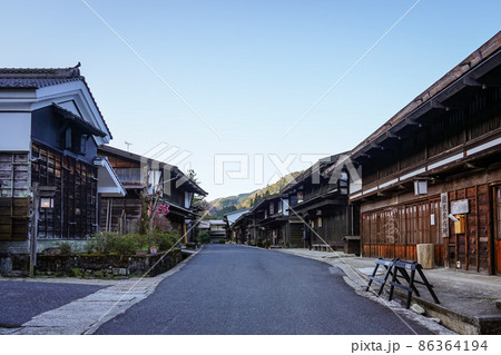 中山道妻籠宿の美しい町並み（長野県木曽郡南木曽町） 86364194