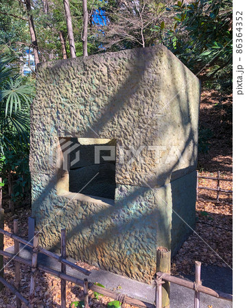 東京紀尾井町・清水谷公園の玉川上水石枡 86364352