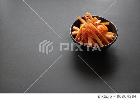 黒背景の芋けんぴ 芋かりんとう 86364584