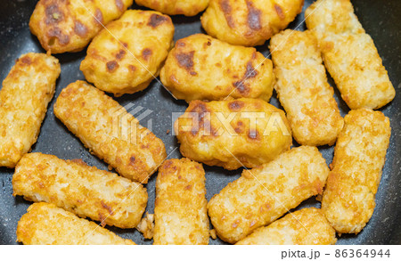 美味しそうなハッシュドポテトの写真。高カロリー食品のイメージ。 美味しそうなハッシュドポテトの写真。高カロリー食品のイメージ。 86364944