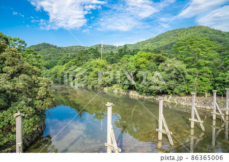 伊勢神宮の横を流れる五十鈴川の景色。 伊勢神宮の横を流れる五十鈴川の景色。 86365006