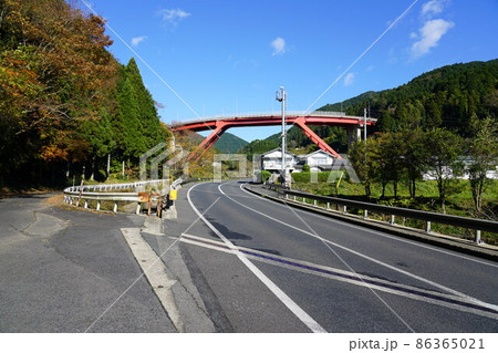 晩秋の国道53号奈義ループ橋 岡山県勝田郡奈義町 晩秋の国道53号奈義ループ橋 岡山県勝田郡奈義町 86365021