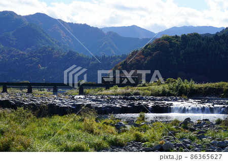 八東川の鉄橋を渡る若桜鉄道と徳丸ドントと晩秋の中国山地1 鳥取県八頭郡八頭町 八東川の鉄橋を渡る若桜鉄道と徳丸ドントと晩秋の中国山地1 鳥取県八頭郡八頭町 86365627