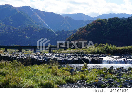 八東川の鉄橋を渡る若桜鉄道と徳丸ドントと晩秋の中国山地3 鳥取県八頭郡八頭町 八東川の鉄橋を渡る若桜鉄道と徳丸ドントと晩秋の中国山地3 鳥取県八頭郡八頭町 86365630