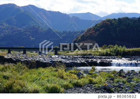 八東川の鉄橋を渡る若桜鉄道と徳丸ドントと晩秋の中国山地5 鳥取県八頭郡八頭町 八東川の鉄橋を渡る若桜鉄道と徳丸ドントと晩秋の中国山地5 鳥取県八頭郡八頭町 86365632